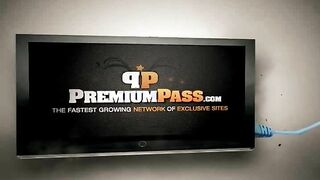 Alexis Texas uses pink dildo